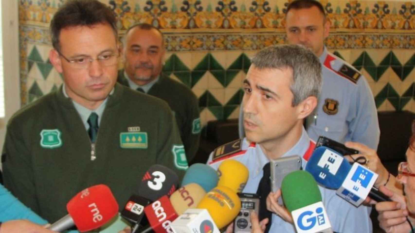 Xavier Gámez Martín, a la derecha, durante una intervención ante los medios de comunicación.