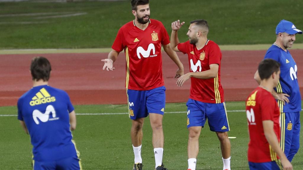 Piqué bromea con Jordi Alba ante la mirada de Lopetegui durante el entrenamiento en Las Rozas.