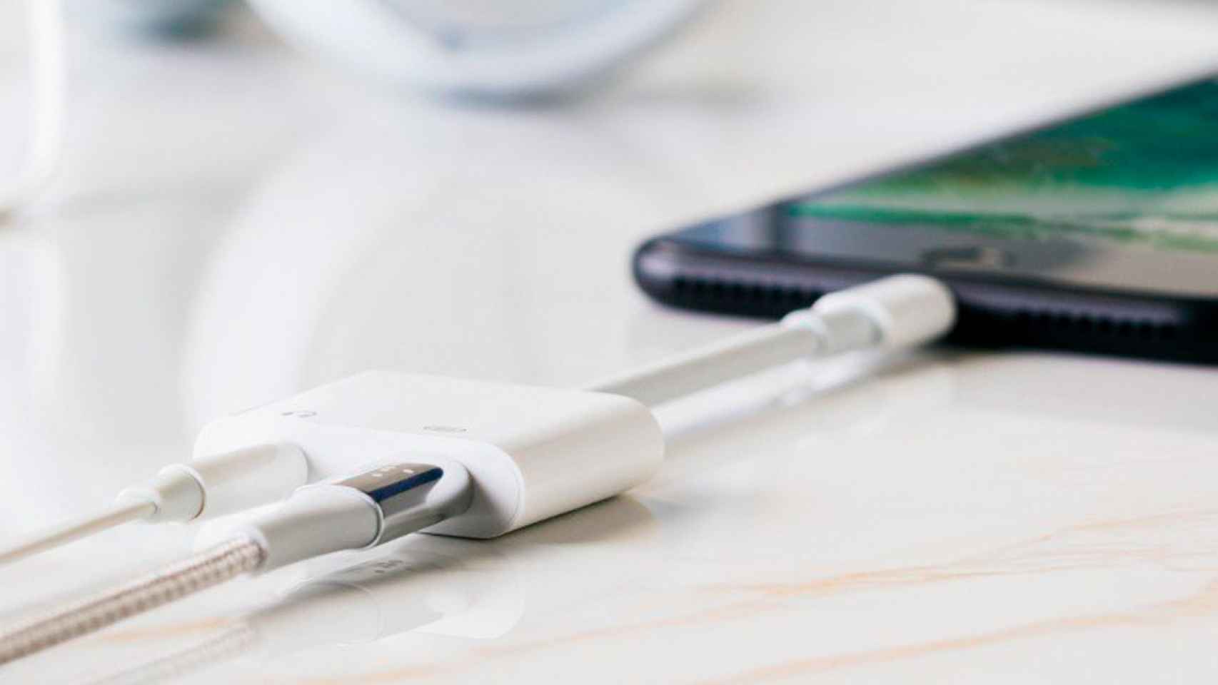 Cargar el iPhone y conectar auriculares a la vez: Apple ya vende
