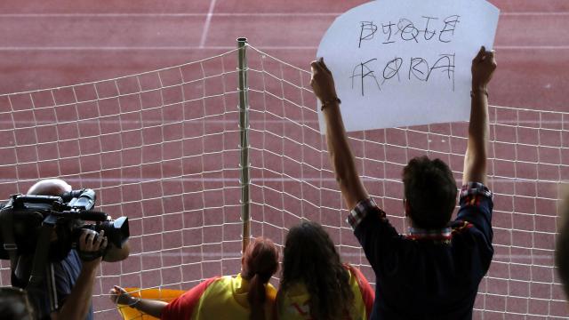 Un aficionado muestra una pancarta en la que se puede leer 'Piqué fora'.