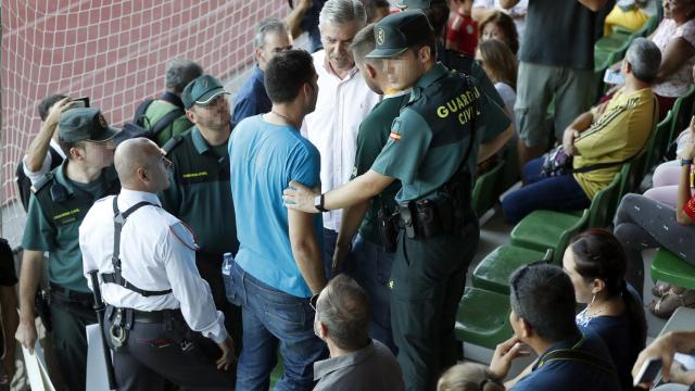 La Guardia Civil retirando pancartas contra Piqué en Las Rozas.