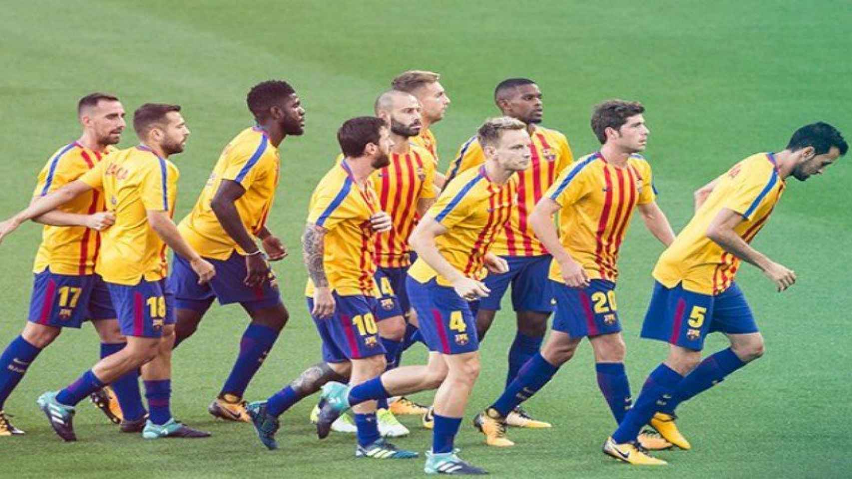 Los jugadores del Barça con la camiseta de la senyera. Foto: Twitter (@FCBarcelona_es)