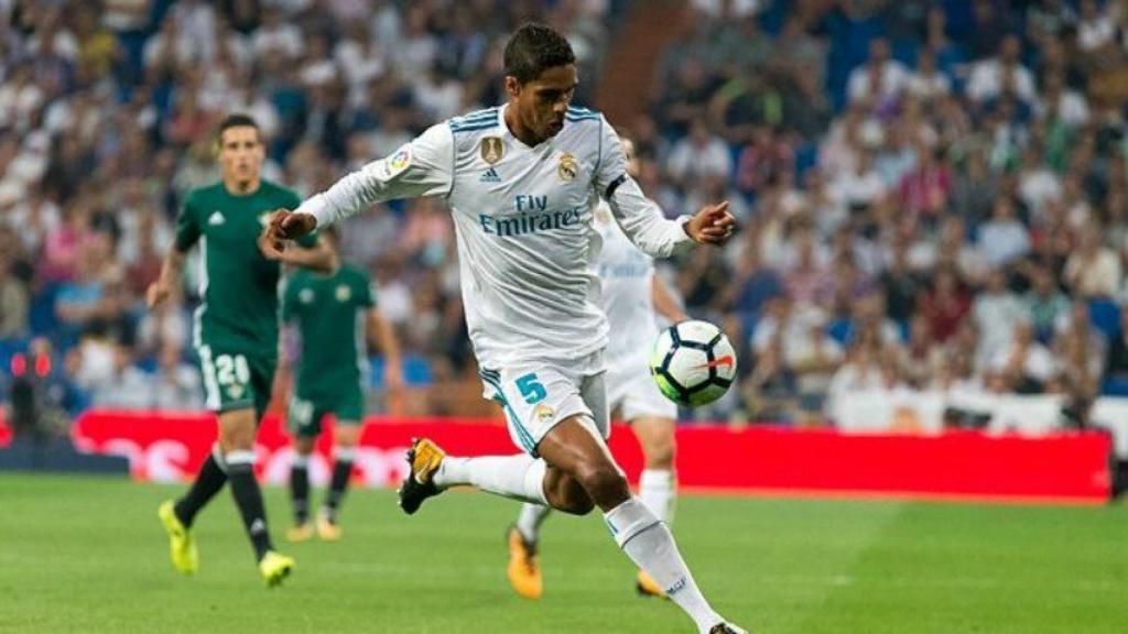 Varane, con el balón. Foto: Pedro Rodríguez / El Bernabéu