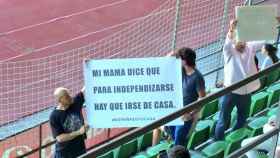 Pancarta en contra de Piqué en el entrenamiento de la Selección. Foto. Twitter (@marcosbenito9)