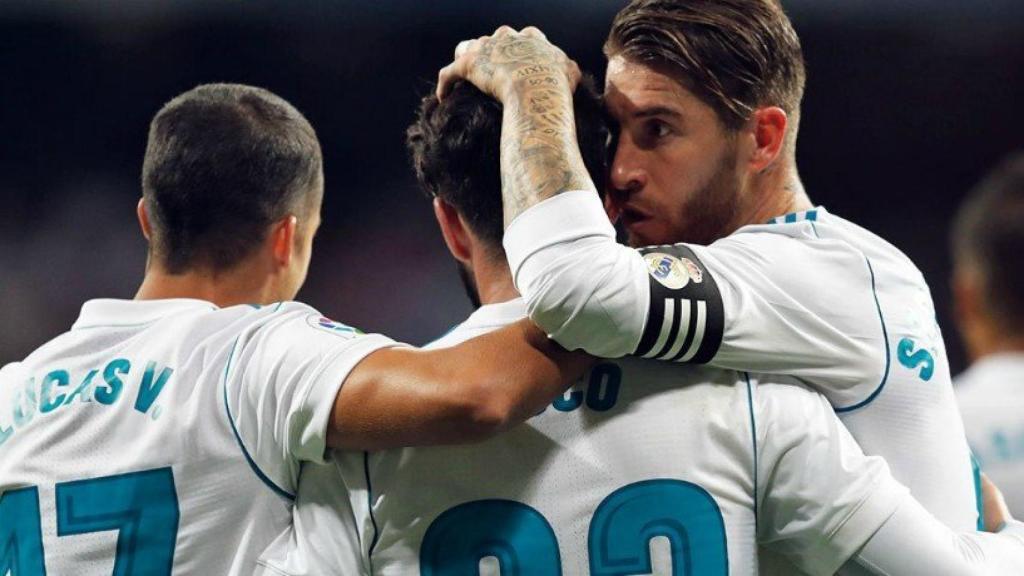 Lucas y Ramos celebran un gol de Isco