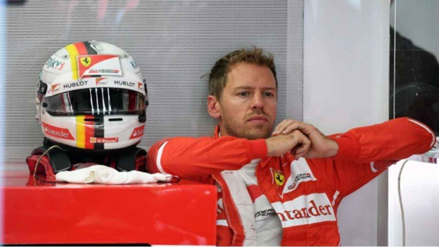 Vettel en su box durante el GP de Malasia. Foto Twitter (@F1)