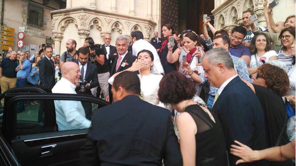 La novia dedicaba estos besos a los manifestantes a la salida de la ceremonia. Foto: Twitter