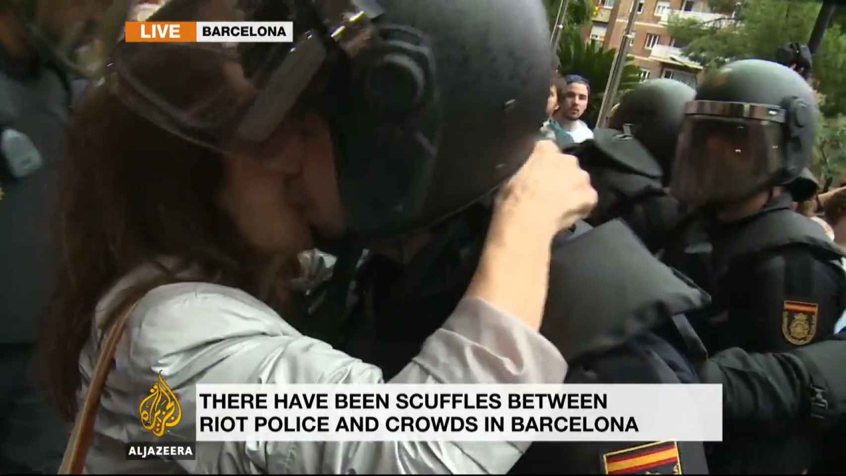 Las cámaras de Al Jazeera captaron el beso cerca de un colegio electoral.