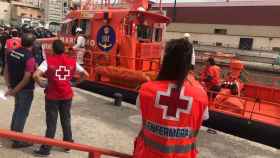 Voluntarios de la Cruz Roja durante el desembarco.