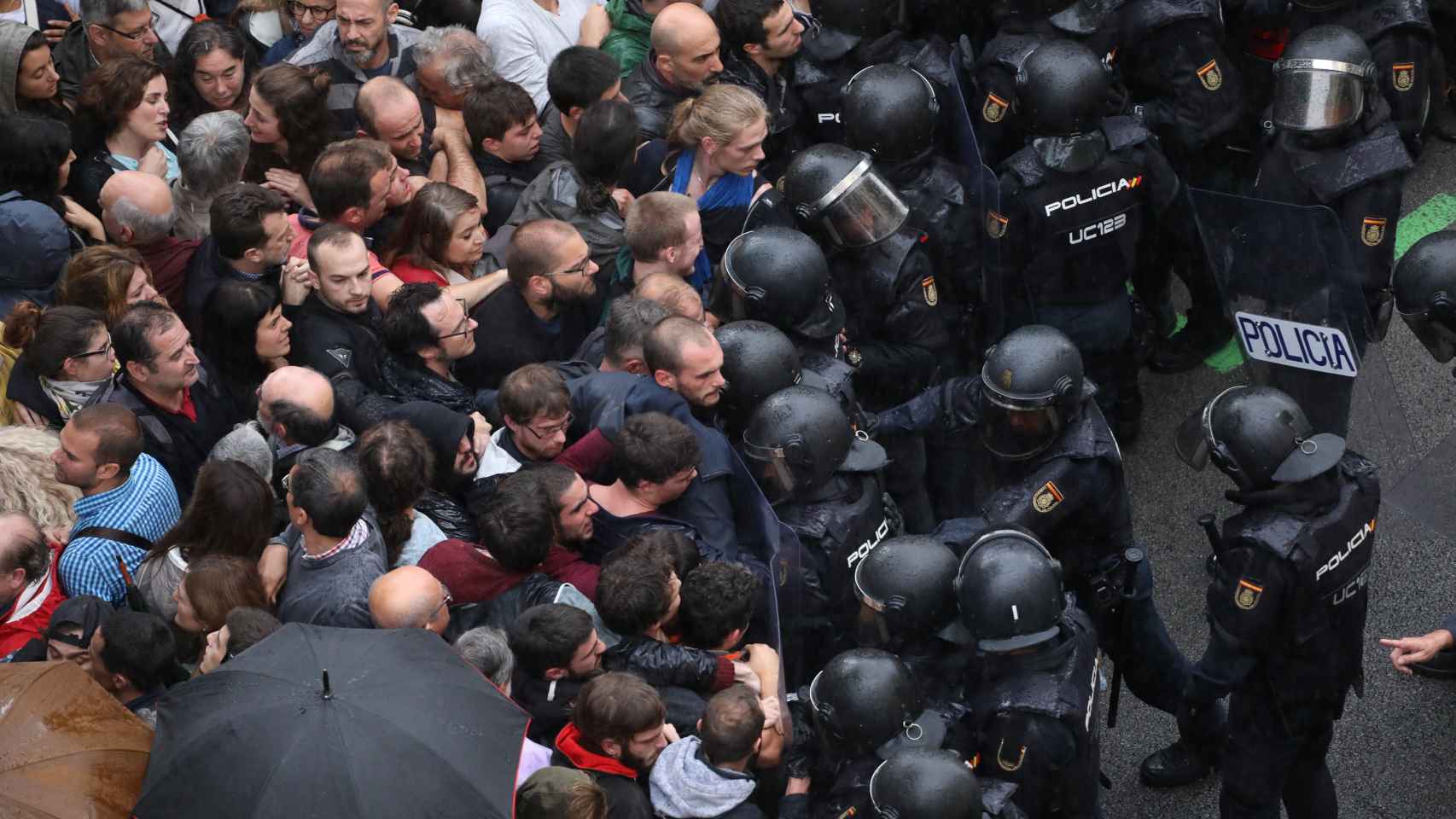 Una de las imágenes de cargas policiales aparecidas en la prensa europea