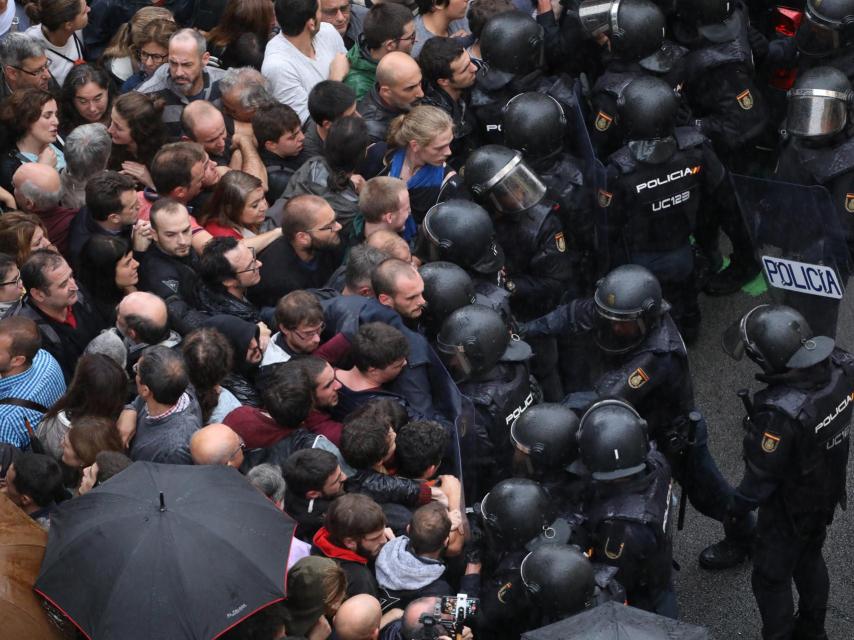 Una de las imágenes de cargas policiales aparecidas en la prensa europea