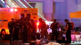 Imagen de uno de los fallecidos junto a policias y ambulancias en Las Vegas.