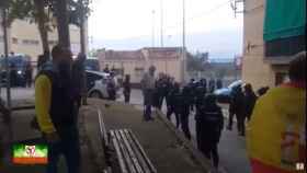 Lo nunca visto: gitanos defienden a la Guardia Civil tras romper urnas en Gerona