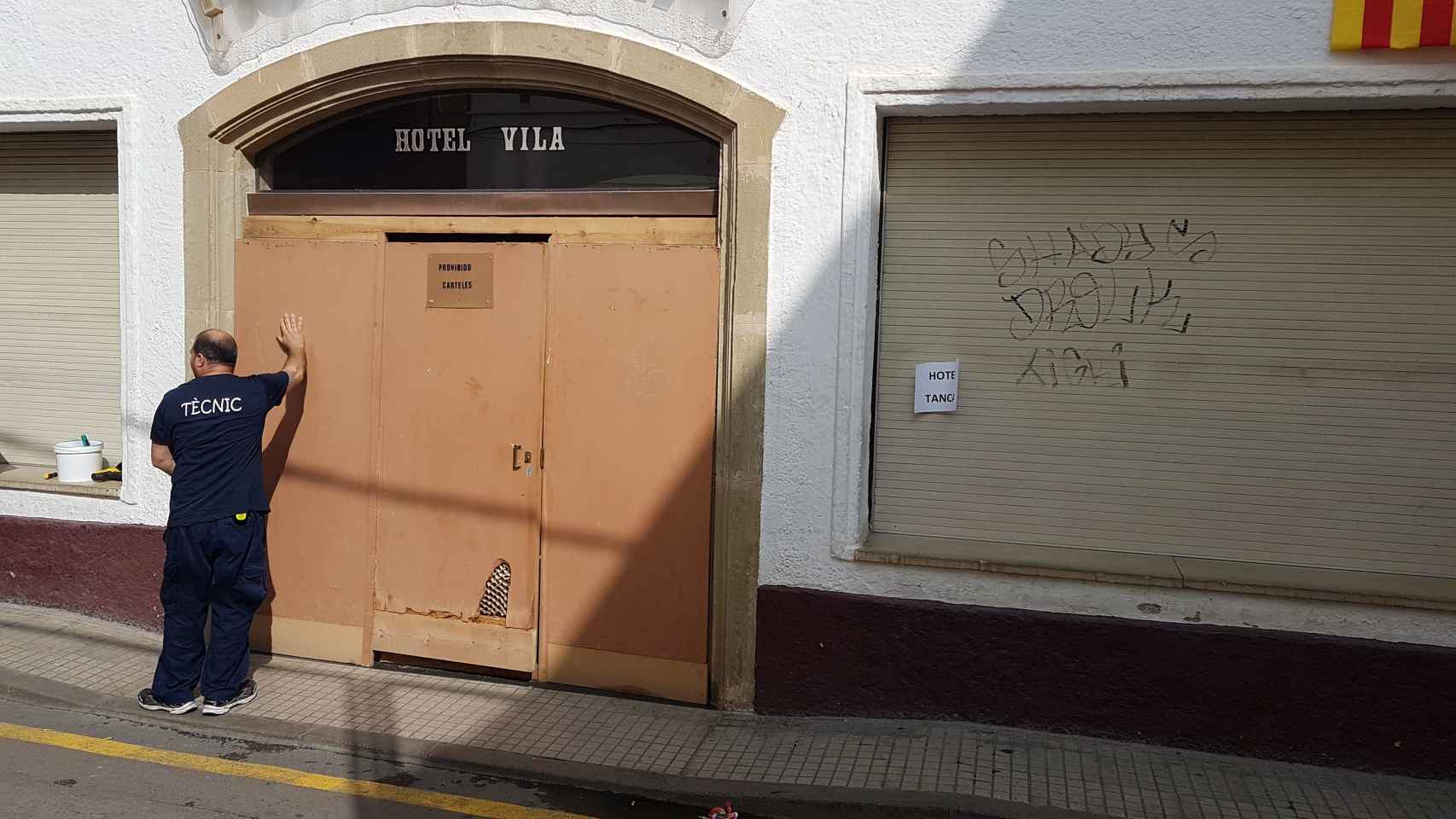 El Hotel Vila de Calella, municipio costero de la provincia de Barcelona, cerrado esta mañana
