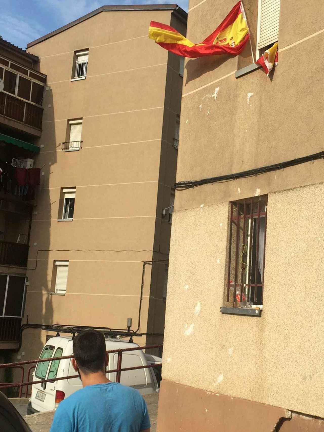 La única bandera que ondea en las ventanas de Vilarroja es la española.