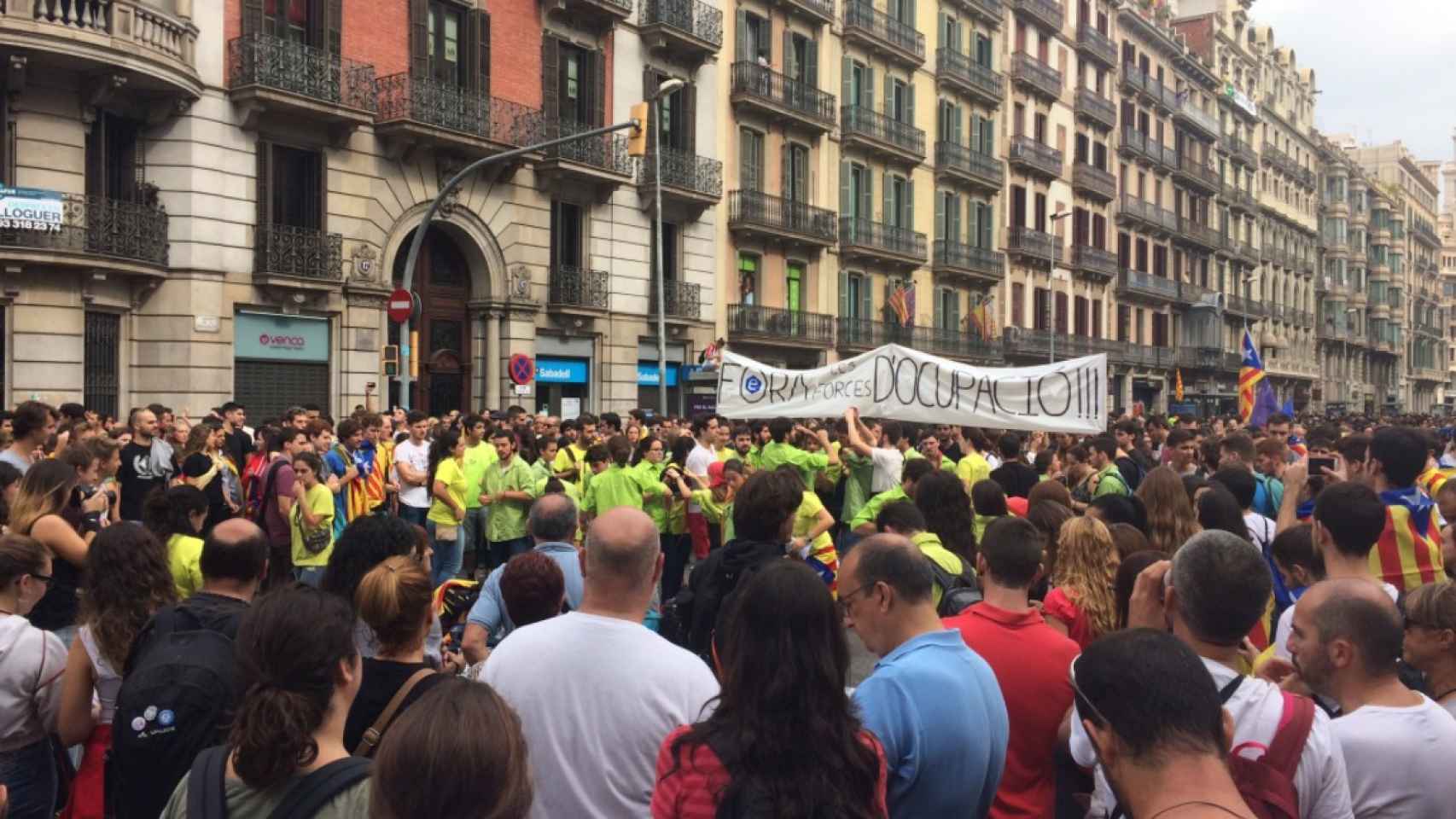 Fuera las fuerzas de ocupación, reza una pancarta en Barcelona.
