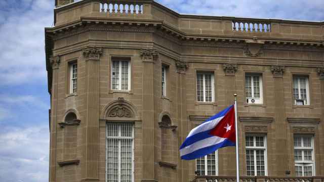 La bandera nacional cubana se levantada sobre la embajada en Washington.