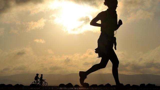 Una señorita realizando carrera continua al atardecer.