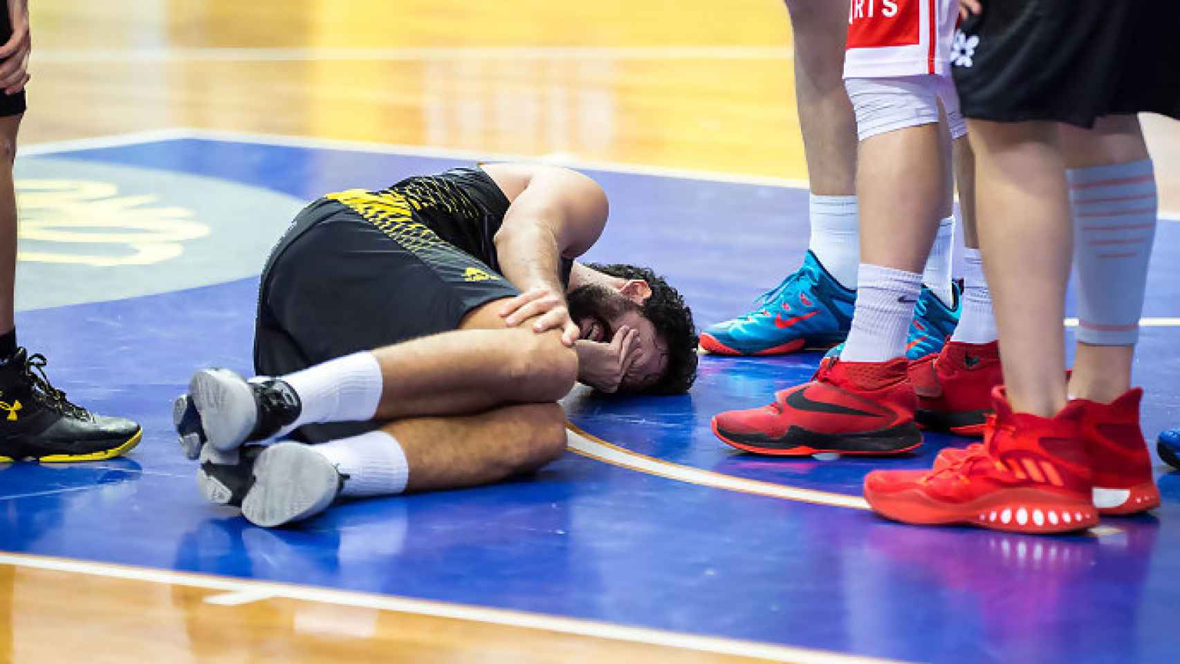 Javi Beirán retorciéndose de dolor tras lesionarse en diciembre.