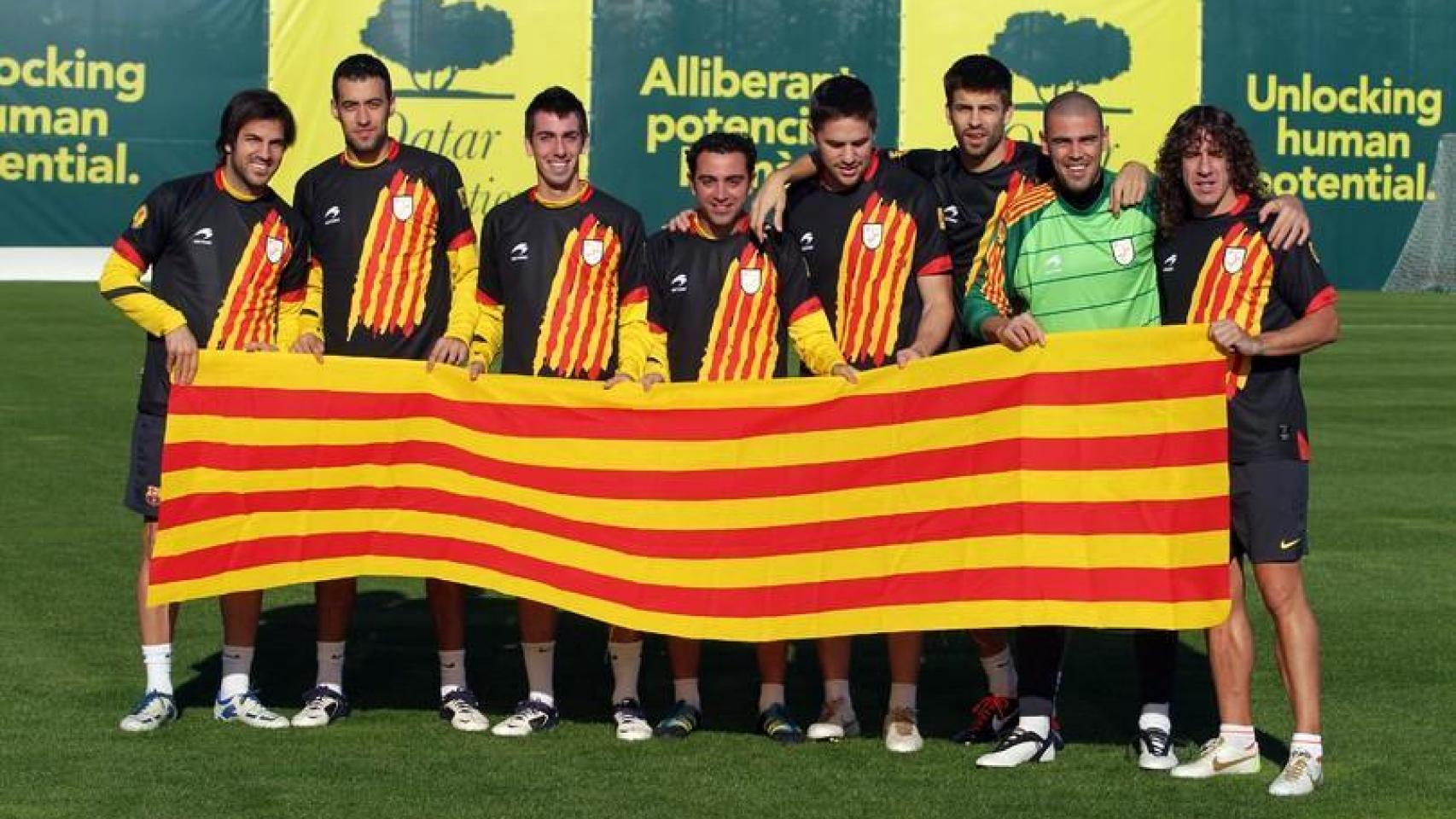 Jugadores del Barcelona, hace unos años, con la camiseta y bandera de Cataluña.