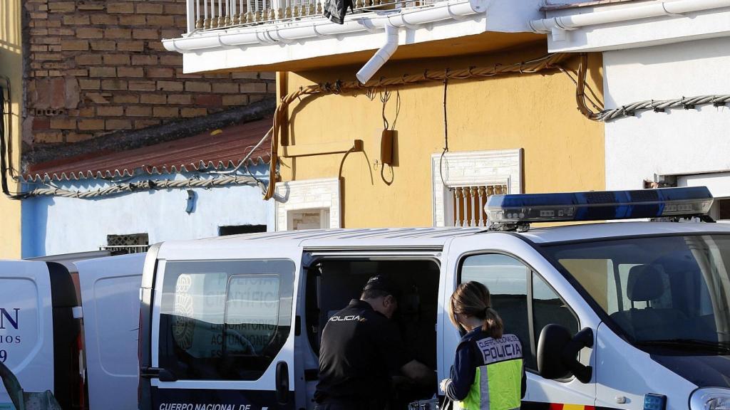 Agentes de la policía durante la investigación del triple crimen.