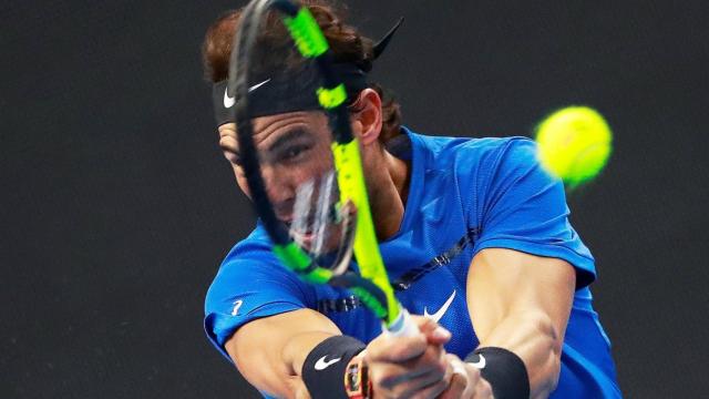 Nadal, golpeando un revés ante Pouille en Pekín.