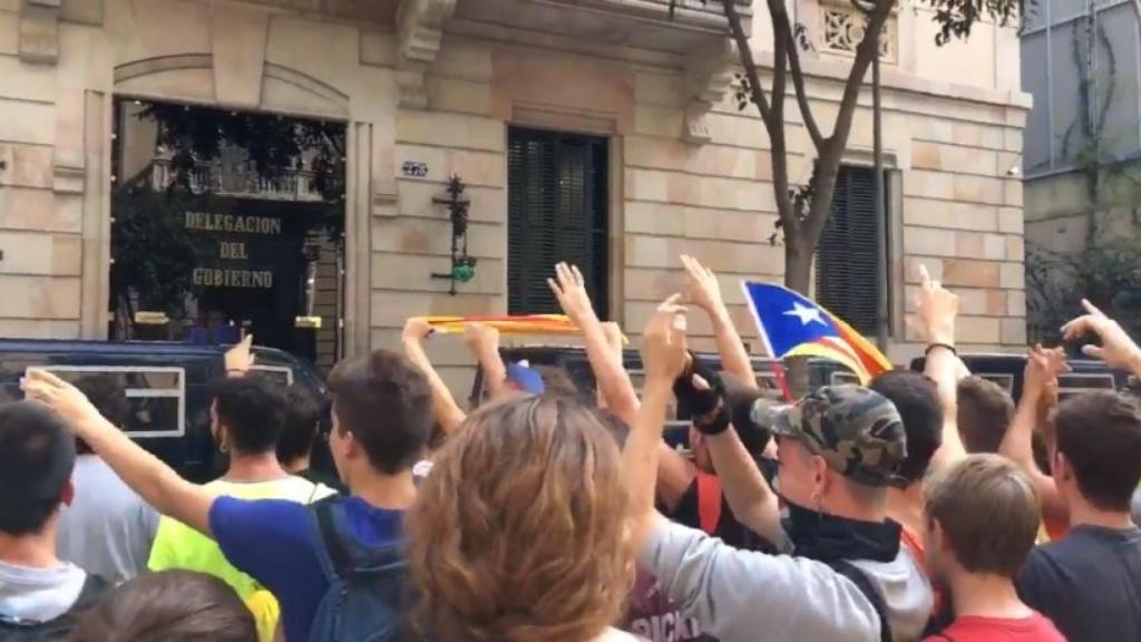 Jóvenes independentista cantan el himno del Barça frente a la Delegación del Gobierno