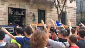 Jóvenes independentista cantan el himno del Barça frente a la Delegación del Gobierno