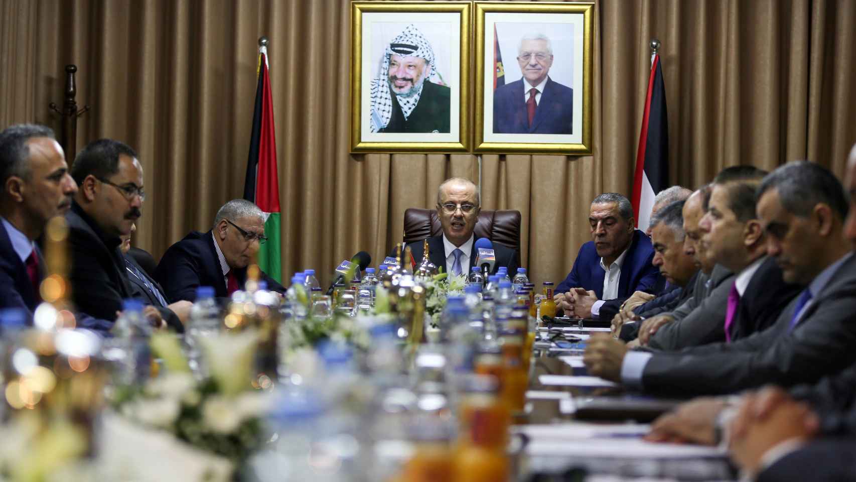 El primer ministro palestino, Rami Hamdallah, preside una reunión del gabinete en la ciudad de Gaza.