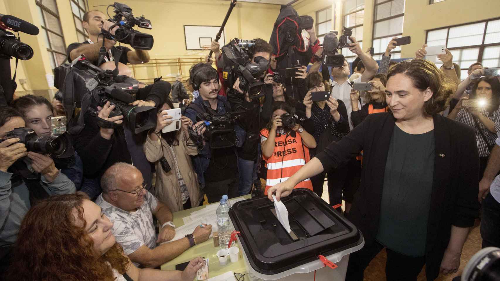 La alcaldesa de Barcelona, Ada Colau (d), vota en el centro cívico La Sedeta de Barcelona