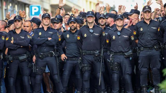 Agentes de la Policía Nacional en Pineda de Mar este martes