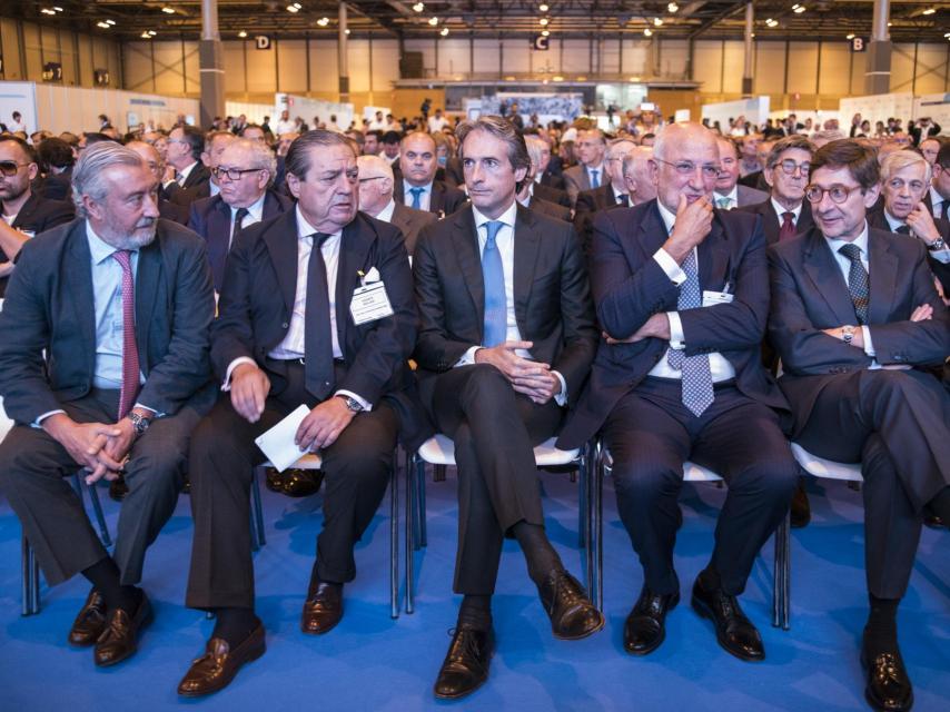 De izquierda a derecha, el secretario de Estado de Infraestructuras, Julio Gómez-Pomar; el presidente de la Asociación Valenciana de Empresarios, Vicente Boluda; el ministro de Fomento, Íñigo de la Serna; el presidente de Mercadona, Juan Roig, y el presidente de Bankia, José Ignacio Goirigolzarri.