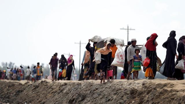 Rohinyás en su camino a Bangladesh.