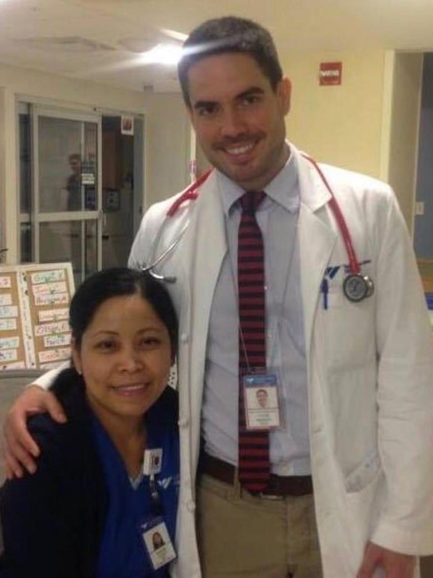 El doctor puertorriqueño Víctor Rivera con una compañera