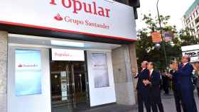La impronta del Banco Santander se aprecia ya en las sucursales del Popular.