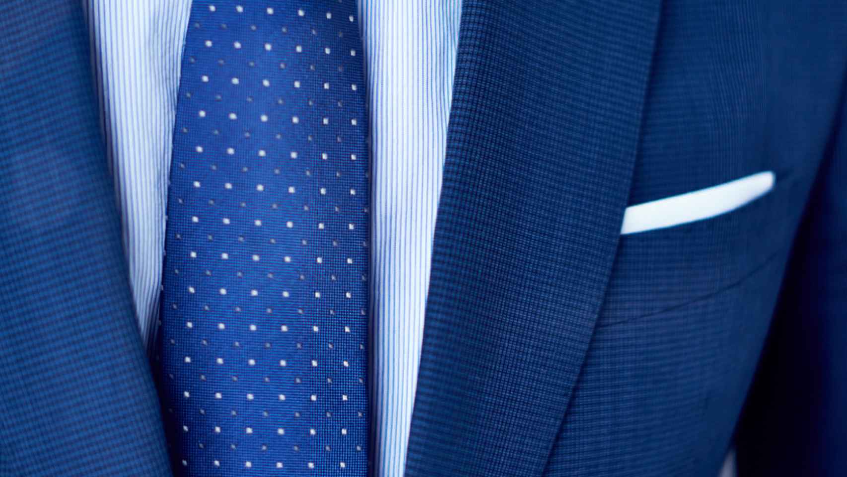 La corbata azul combina a la perfección con trajes negros, azules y grises. Ver corbatas >