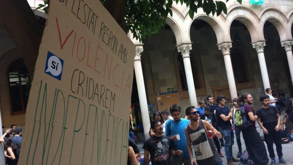 Carteles construidos en el claustro de la Universitar de Barcelona.