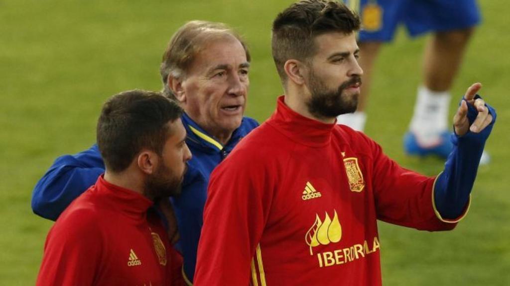 Piqué y Jordi Alba con Toni Grande, segundo entrenador de Del Bosque.