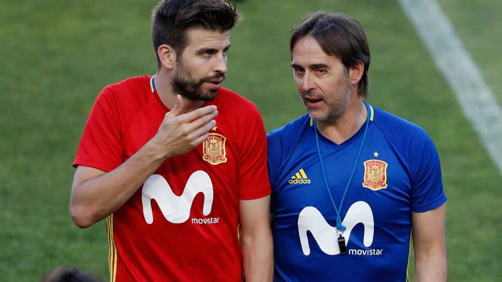 Piqué charla con Lopetegui en un entrenamiento de la selección española.