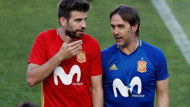 Piqué charla con Lopetegui en un entrenamiento de la selección española.