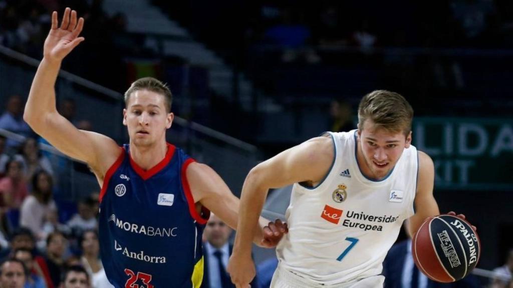 Luka Doncic subiendo el balón