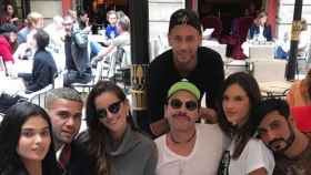 Neymar junto a Alessandra Ambrosio y Alves comiendo con amigos. Foto: Instagram (@matmazzafera)