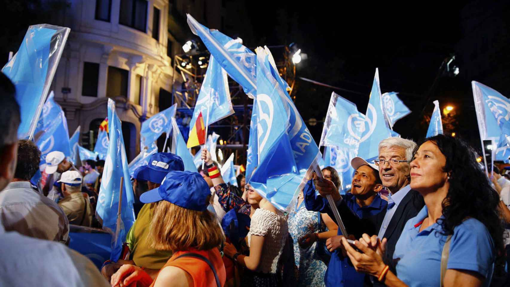 Militantes del PP acuden a la sede de Génova en una victoria electoral.