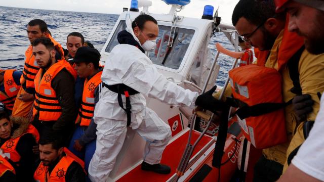 Refugiados libios en la costa mediterránea.