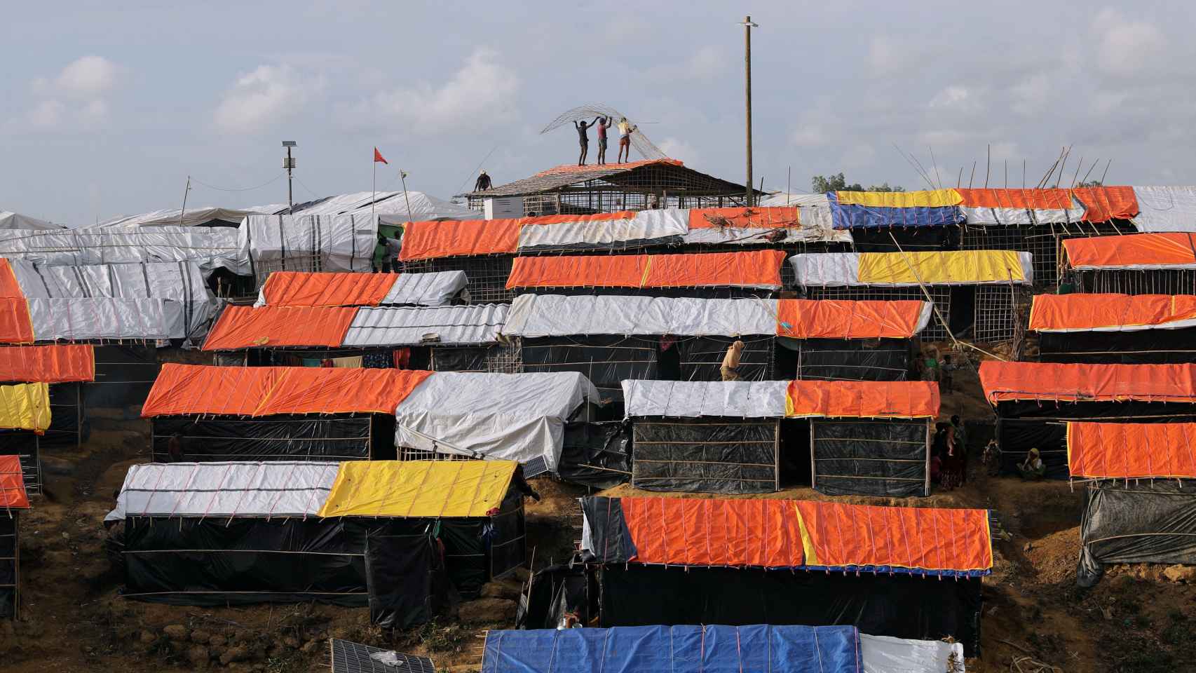 Los refugiados construyen su refugio en el campamento de Cox’s Bazar.