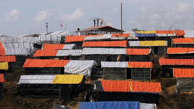 Los refugiados construyen su refugio en el campamento de Cox’s Bazar.