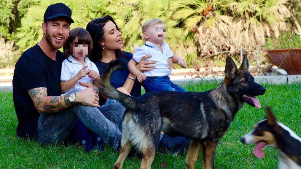 Sergio Ramos y Pilar Rubio con sus hijos.