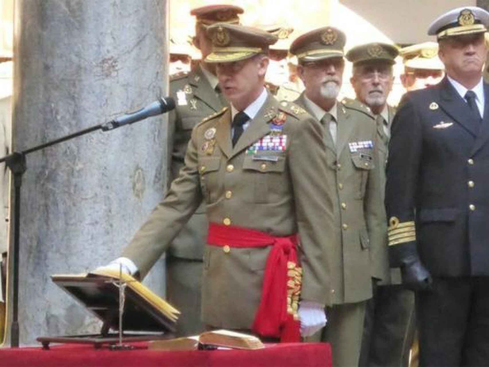 El teniente general Aznar, jurando su cargo.
