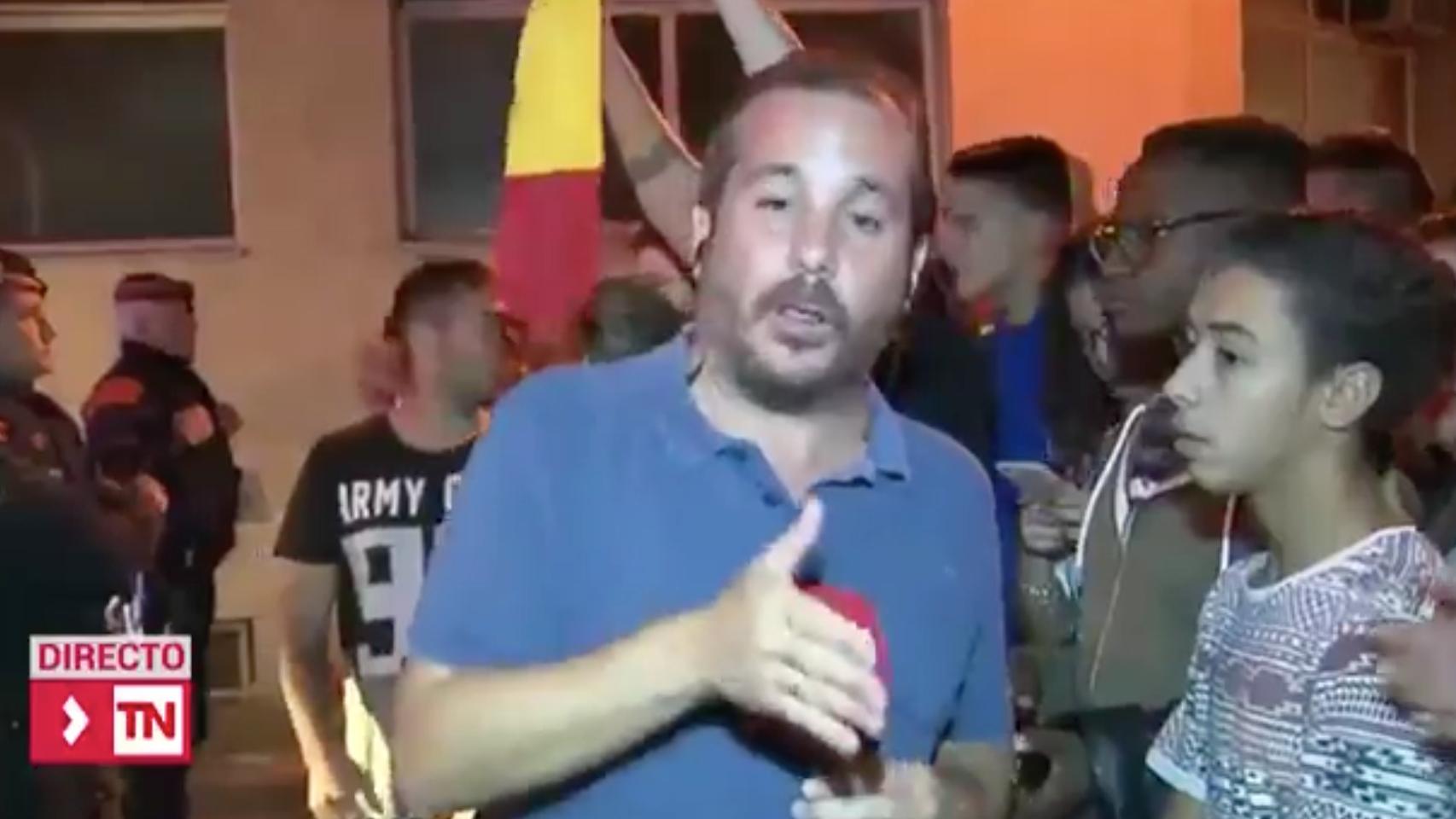 Pillado un reportero de Telemadrid pidiendo enseñar la bandera de España