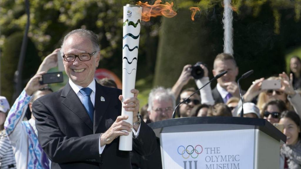 Carlos Arthur Nuzman con la llama olímpica en abril de 2016.